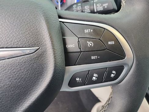 Certified 2024 Chrysler Pacifica Touring-L image 11