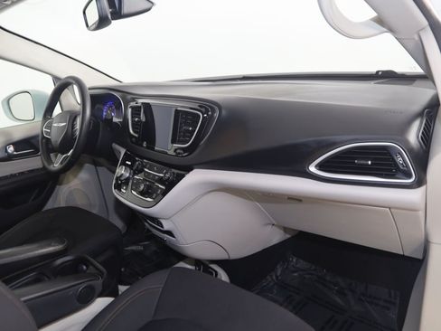 Used 2020 Chrysler Pacifica Touring FWD image 41