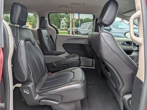 Used 2023 Chrysler Pacifica Touring-L FWD image 17