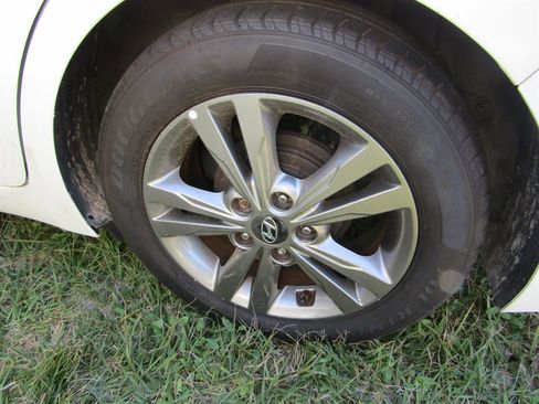 Used 2017 Hyundai Elantra SE image 13