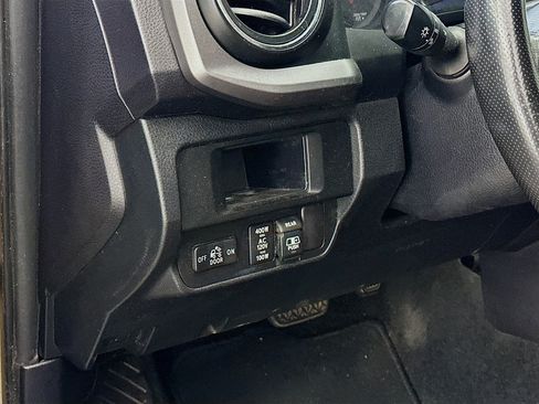 Used 2017 Toyota Tacoma TRD Off-Road w/ Premium & Technology Package AWD/4WD image 17