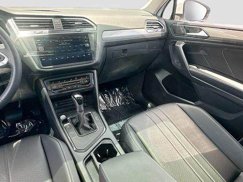 Used 2022 Volkswagen Tiguan SE w/ Panoramic Sunroof Package FWD image 23