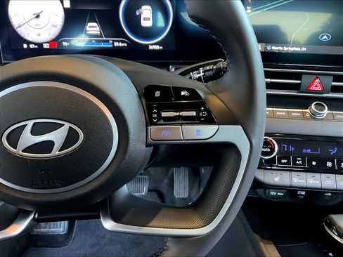 Used 2025 Hyundai Elantra Limited FWD image 12