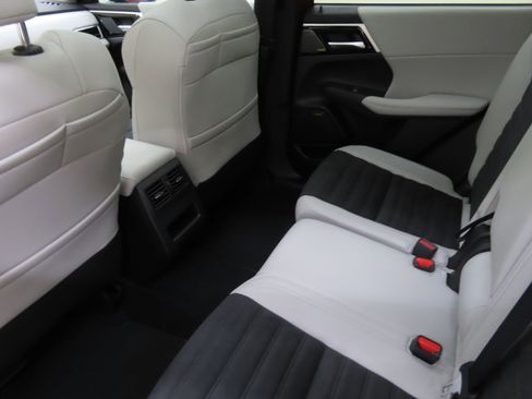 Used 2025 Mitsubishi Outlander SE FWD image 23