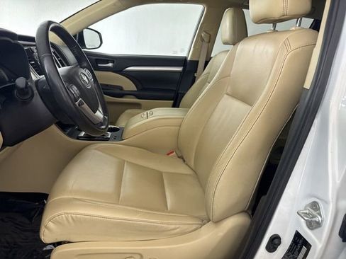 Used 2019 Toyota Highlander XLE AWD/4WD image 25