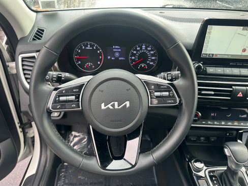 Used 2023 Kia Seltos EX image 40