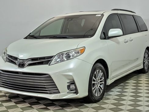 Used 2020 Toyota Sienna XLE FWD image 5