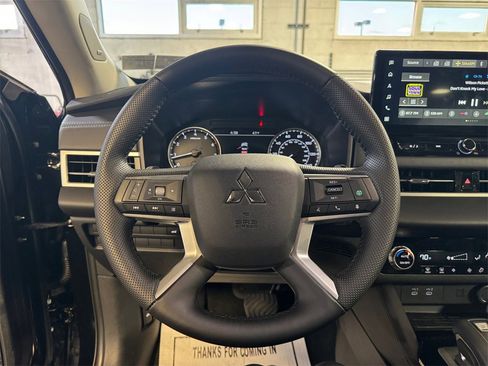 Used 2025 Mitsubishi Outlander SE image 15