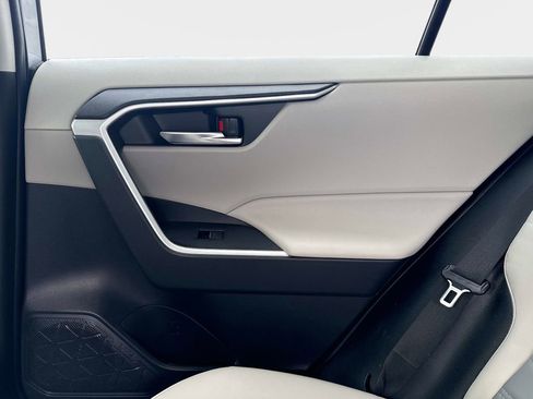 Used 2022 Toyota RAV4 XLE Premium image 12