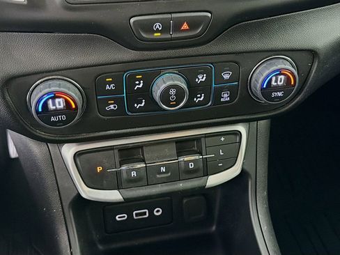 Used 2024 GMC Terrain SLE w/ Driver Convenience Package FWD image 19