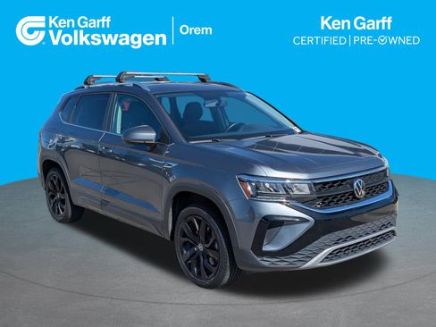 Used 2022 Volkswagen Taos SE FWD image 1