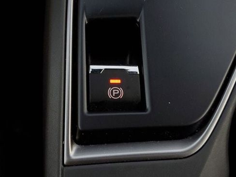 Certified 2025 Subaru Crosstrek 2.0i Premium image 30