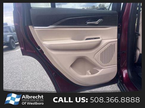 Used 2025 Jeep Grand Cherokee Limited AWD/4WD image 14