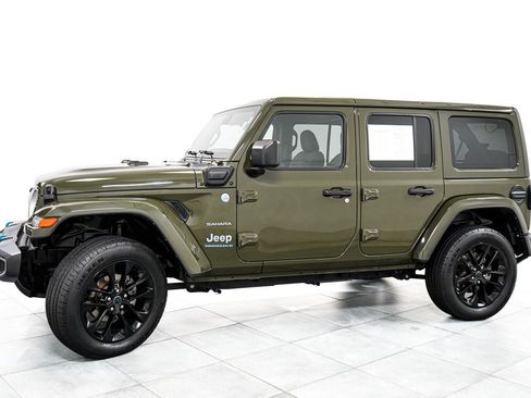 Used 2024 Jeep Wrangler Unlimited Sahara w/ Technology Group AWD/4WD image 4