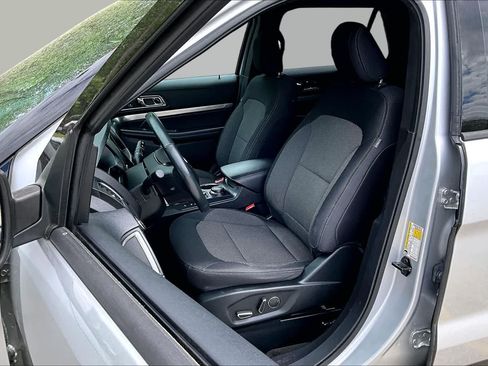 Certified 2018 Ford Explorer XLT w/ Equipment Group 201A AWD/4WD image 9