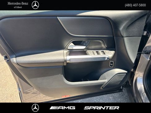 Used 2022 Mercedes-Benz GLB 250 image 11