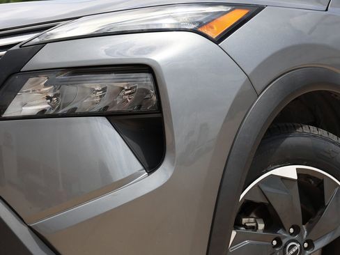 Used 2024 Nissan Rogue SV FWD image 11