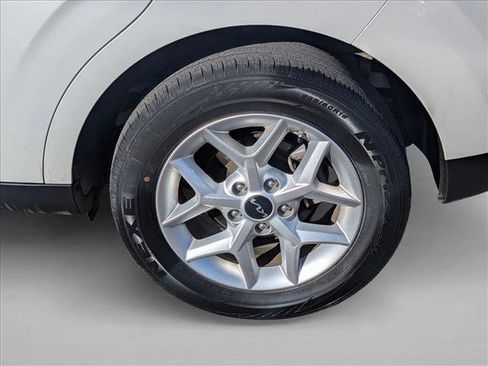 Used 2023 Kia Soul LX w/ LX Technology Package FWD image 9