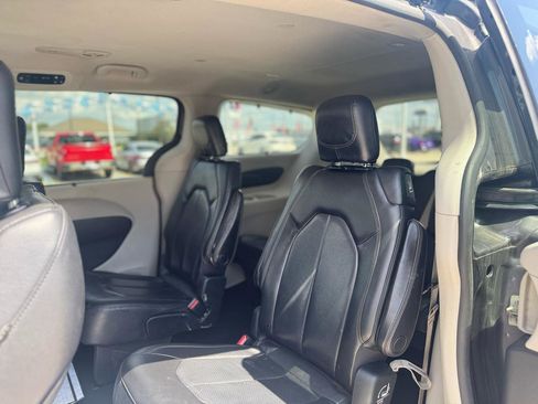 Used 2019 Chrysler Pacifica Touring-L FWD image 53