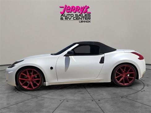 Used 2016 Nissan 370Z Touring image 2