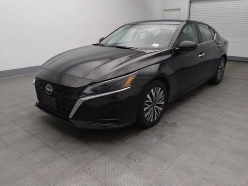 Used 2024 Nissan Altima 2.5 SV image 2