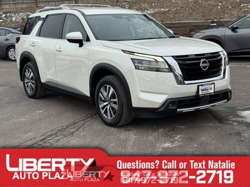 Used 2022 Nissan Pathfinder SL image 1