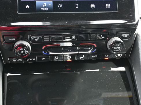 New 2026 Jeep Grand Cherokee Laredo image 14