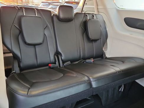 Used 2024 Chrysler Pacifica Touring-L image 19