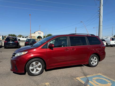 Used 2018 Toyota Sienna LE image 5