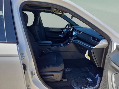 New 2025 Jeep Grand Cherokee L Laredo w/ Luxury Tech Group I RWD image 29
