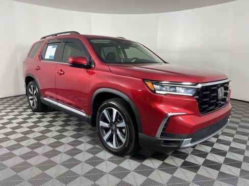 Used 2025 Honda Pilot Touring image 2
