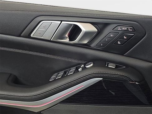 Used 2019 BMW X7 xDrive50i w/ M Sport Package image 31