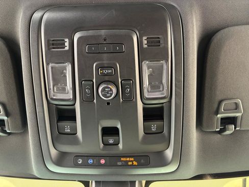 Used 2021 Chevrolet Suburban Z71 w/ Z71 Signature Package AWD/4WD image 12