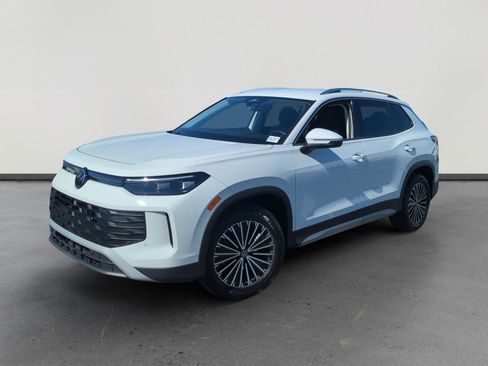 Used 2025 Volkswagen Tiguan S w/ 18" Wheel Package image 1