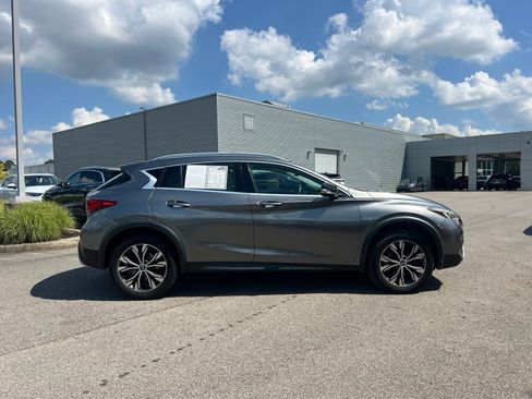 Used 2017 INFINITI QX30 Premium w/ Technology Package AWD/4WD image 4