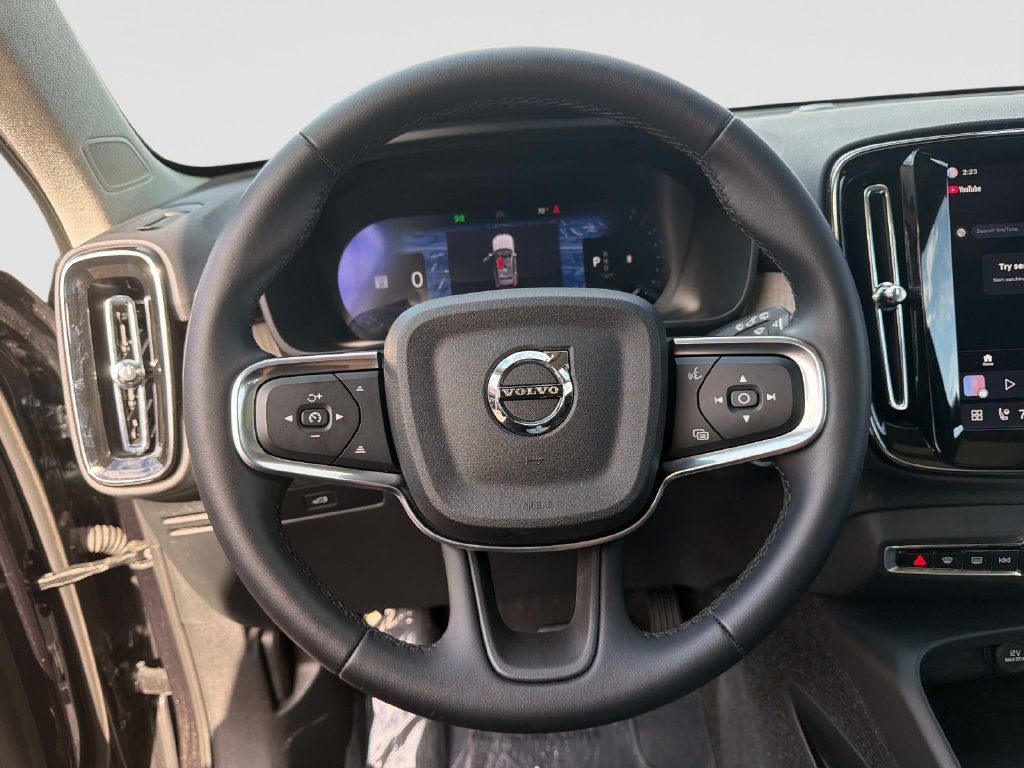Used 2025 Volvo XC40 B5 Core AWD/4WD image 29