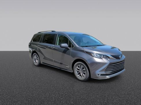 Used 2021 Toyota Sienna XLE w/ XLE Plus Package FWD image 3
