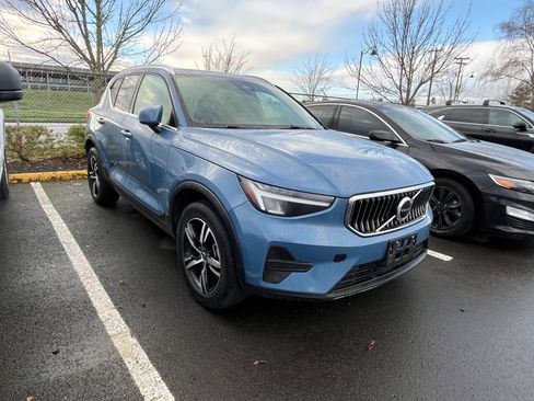 Used 2024 Volvo XC40 B5 Core image 5
