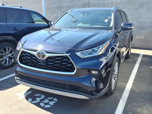 Used 2021 Toyota Highlander Platinum FWD image 1