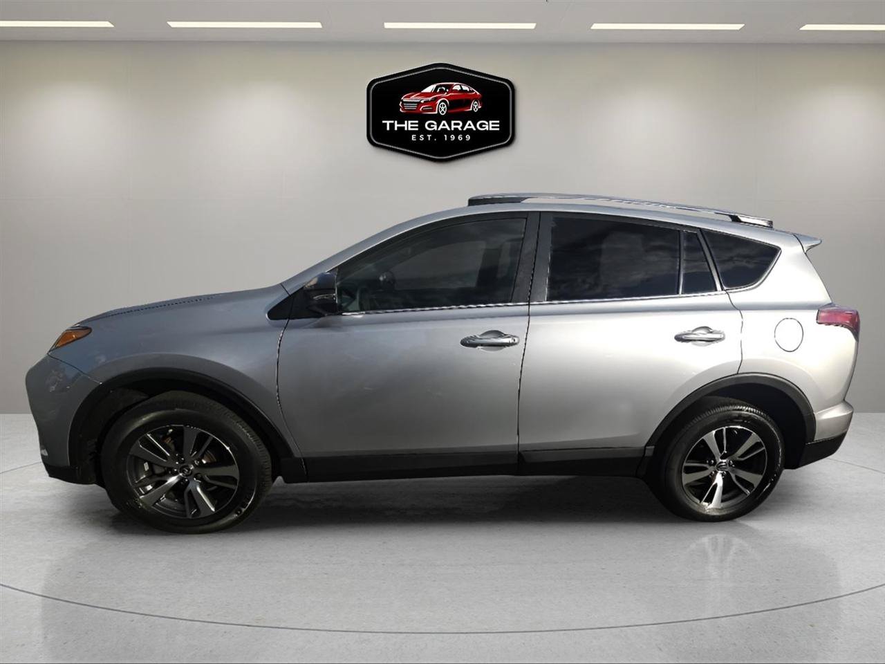 Used 2018 Toyota RAV4 XLE AWD/4WD image 3