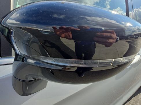 Used 2024 Chrysler Pacifica Touring-L image 14