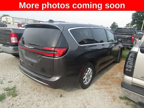 Used 2023 Chrysler Pacifica Touring-L FWD image 5