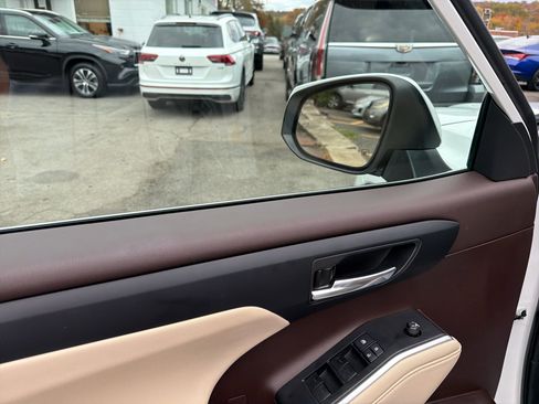Used 2022 Toyota Highlander XLE image 19