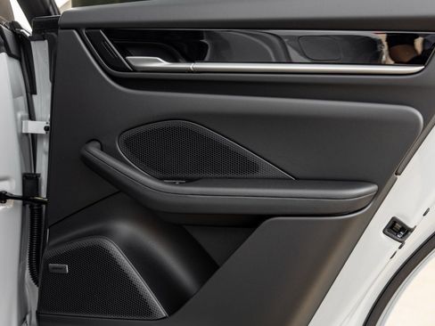 New 2026 Porsche Macan 4 Electric image 37