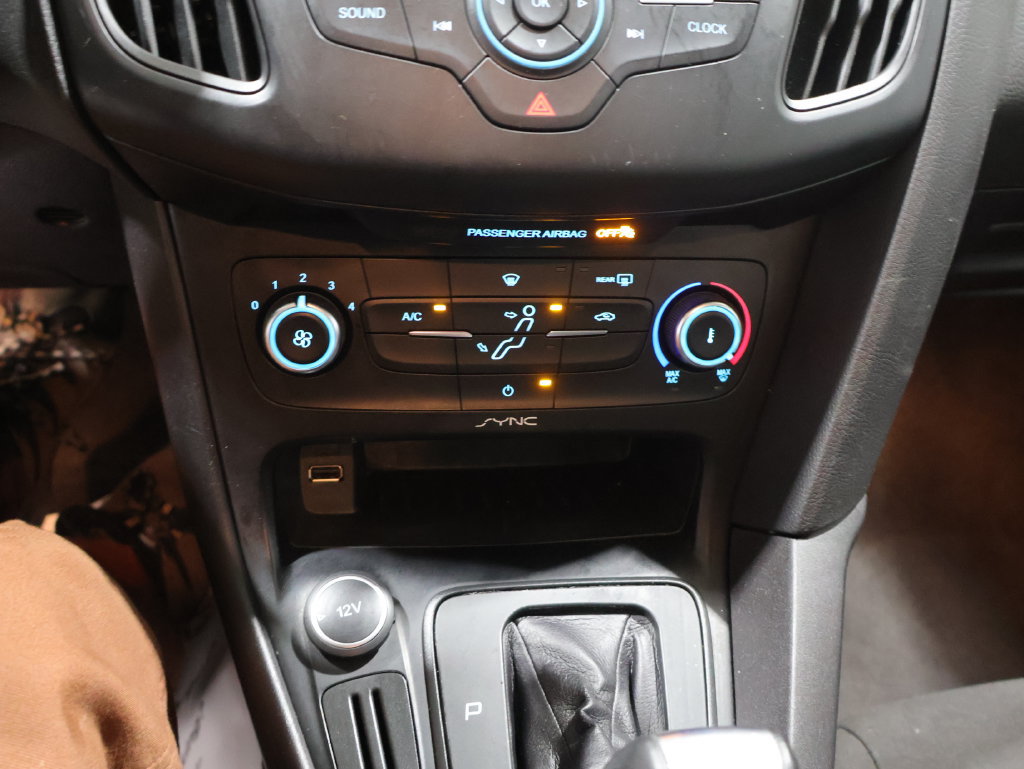 Used 2015 Ford Focus SE FWD image 25