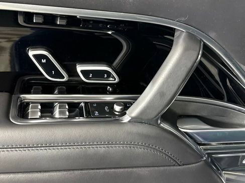 Used 2023 Land Rover Range Rover SE image 16