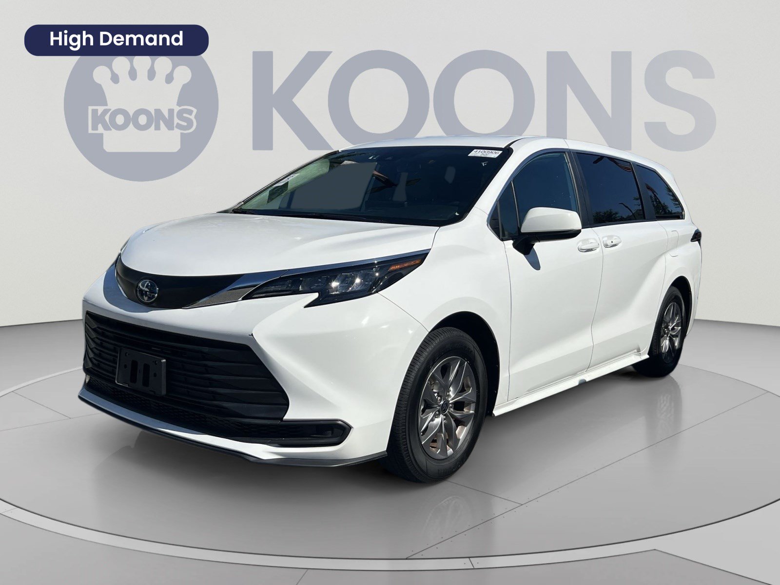 Used 2025 Toyota Sienna LE FWD image 1