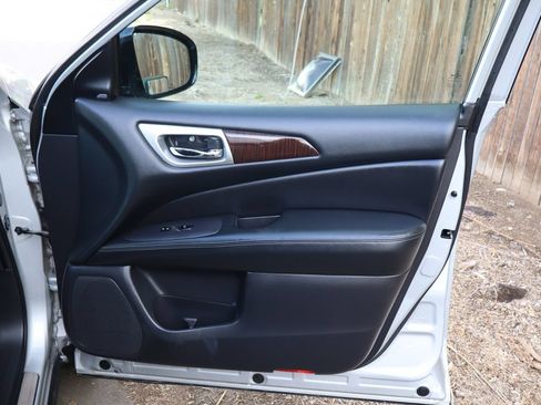Used 2016 Nissan Pathfinder Platinum AWD/4WD image 28