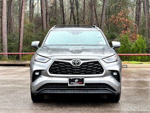 New 2025 Toyota Highlander XLE image 3