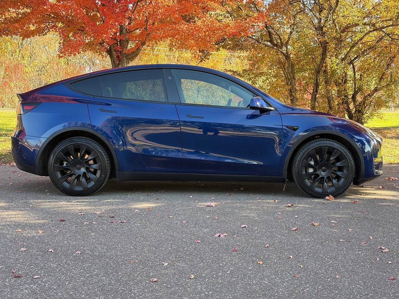 Used 2024 Tesla Model Y Long Range AWD/4WD image 3